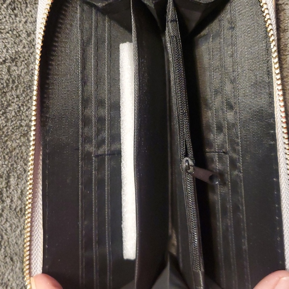 BNWT: Irendescent Wallet - Picture 5 of 9